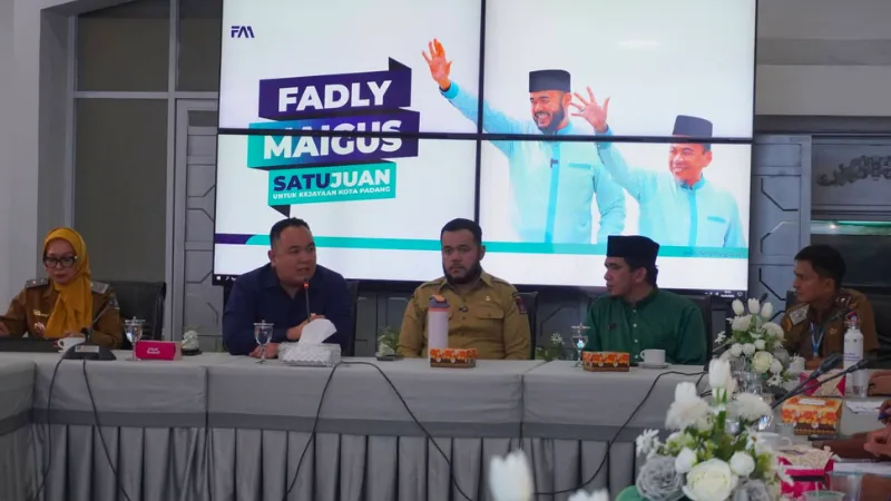 Wali Kota Padang Fadly Amran memimpin rapat persiapan Festival Halal Week di Gedung Putih Rumah Dinas
