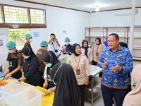 Wali Kota Pariaman Yota Balad bersama Plt Kepala Disdikpora meninjau dapur Makan Bergizi Gratis Kelurahan Alai Gelombang