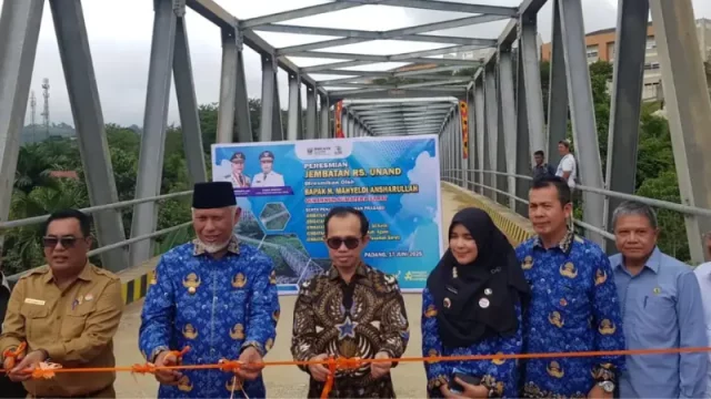 Gubernur Sumatera Barat meresmikan jembatan RS Universitas Andalas yang menghubungkan akses menuju rumah sakit pendidikan