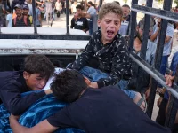 Anak-anak Palestina meratapi ayah mereka yang tewas ditembak saat menuju tempat distribusi bantuan makanan di Gaza