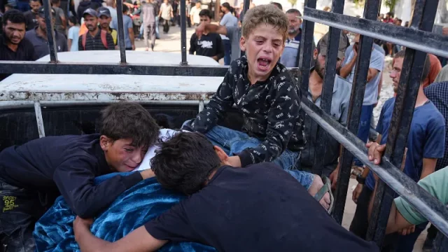 Anak-anak Palestina meratapi ayah mereka yang tewas ditembak saat menuju tempat distribusi bantuan makanan di Gaza