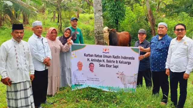 Ketua Umum Kadin Indonesia Anindya Bakrie Berkurban Seekor Sapi di Sumbar