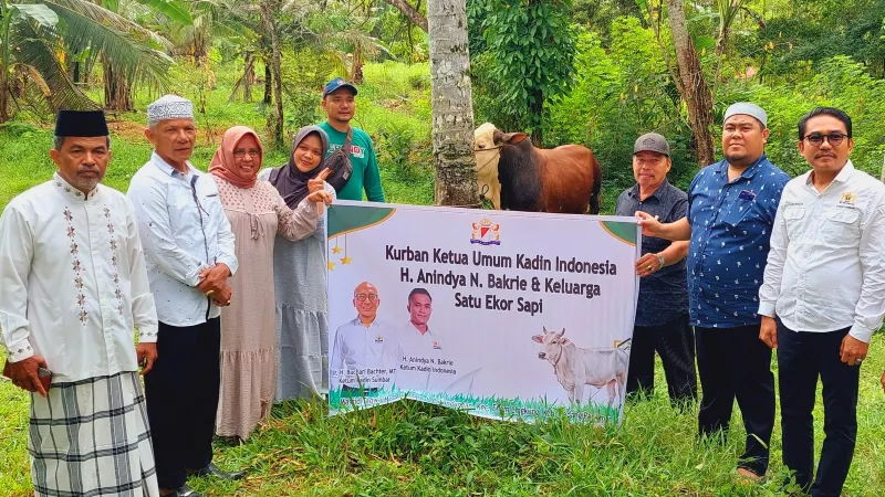 Ketua Umum Kadin Indonesia Anindya Bakrie Berkurban Seekor Sapi di Sumbar