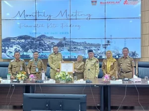 Rapat staf bulanan (monthly meeting) yang dipimpin langsung oleh Wali Kota Padang di Ruang Abu Bakar Ja’ar, Balai Kota Aie Pacah, Senin (14/7/2025), (Foto: Ist)