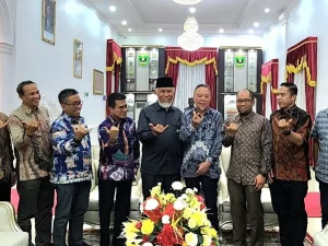 Presiden Komisaris dan Direktur Utama PT Awina Sinergi Internasional bersama Gubernur Sumbar Mahyeldi dan Kepala DPMPTSP Sumbar Adib Alfikri beserta jajaran, Kamis (24/7/2025) malam. (Foto: DPMPTSP Sumbar)