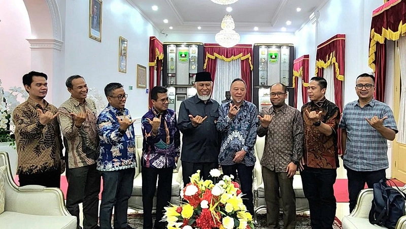 Presiden Komisaris dan Direktur Utama PT Awina Sinergi Internasional bersama Gubernur Sumbar Mahyeldi dan Kepala DPMPTSP Sumbar Adib Alfikri beserta jajaran, Kamis (24/7/2025) malam. (Foto: DPMPTSP Sumbar)