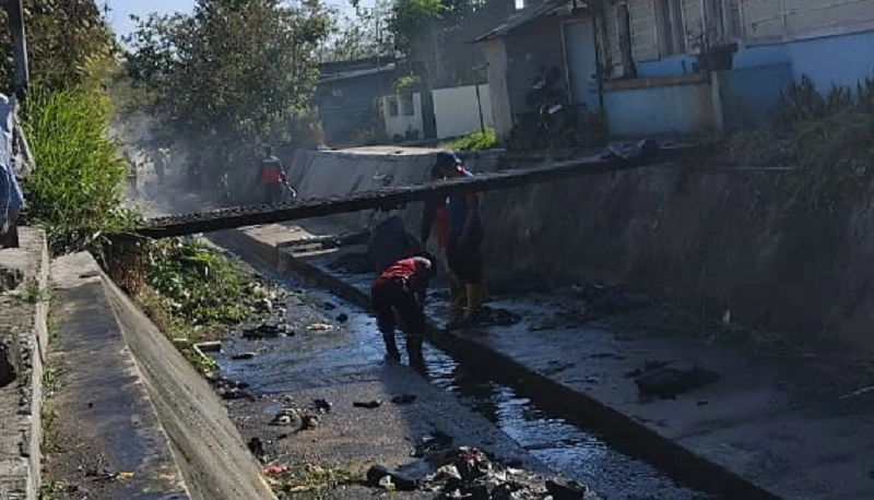 Pembersihan sungai guna mencegah banjir Bukittinggi menjadi perhatian serius jajaran aparatur sipil negara (ASN) (Foto: Ist)