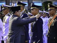 Presiden Prabowo Subianto memimpin langsung Upacara Prasetya Perwira (Praspa) Tentara Nasional Indonesia (TNI) dan Kepolisian Negara Republik Indonesia (Polri) Tahun 2025 yang digelar di halaman Istana Merdeka, Jakarta, pada Rabu, 23 Juli 2025. (Foto: BPMI Setpres)