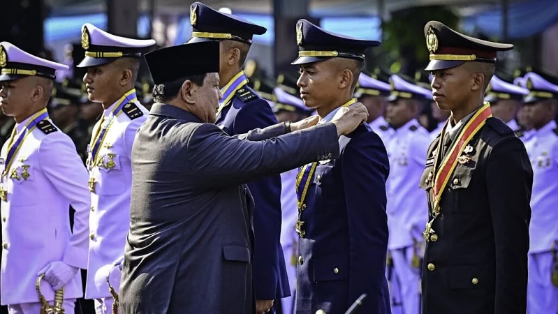 Presiden Prabowo Subianto memimpin langsung Upacara Prasetya Perwira (Praspa) Tentara Nasional Indonesia (TNI) dan Kepolisian Negara Republik Indonesia (Polri) Tahun 2025 yang digelar di halaman Istana Merdeka, Jakarta, pada Rabu, 23 Juli 2025. (Foto: BPMI Setpres)