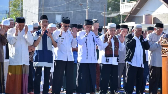 Salat istisqa Batu Taba, Agam (Foto: AMC)