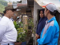 Wali Kota Hendri Arnis menyalurkan sejumlah bantuan kepada dua warga kurang mampu yang tinggal di Kecamatan Padang Panjang Timur dan Kecamatan Padang Panjang Barat, Rabu (16/7/2025). (Foto: Ist)