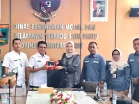 Kepala DPMPTSP Sumbar menyerahkan cendera mata kepada perwakilan DPMPTSP Riau (Foto: DPMPTSP Sumbar)