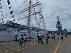 Pelajar Padang Antusias Kunjungi KRI Bima Suci di Teluk Bayur