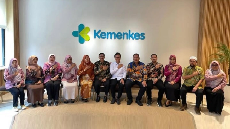 Bupati Pesisir Selatan Hendrajoni melakukan audiensi dengan Menteri Kesehatan RI, Budi Gunadi Sadikin, pada Kamis (31/7/2025) di Jakarta. (Foto: Ist)