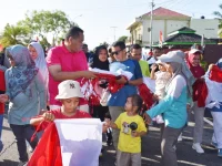 Wali Kota Pariaman Bagikan 3.000 Bendera Merah Putih