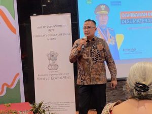 Perwakilan DPMPTSP Sumbar, Hendri Agung mempresentasikan Potensi Investasi Sumbar depan Konjen India Medan, Delegasi Confederation of India Industry dan para Undangan lainnya antara lain Gubernur Bengkulu, Wagub Kepri, Kepala BP Batam, Sekda Deli Serdang dan lain-lain (Foto: DPMPTSP Sumbar)