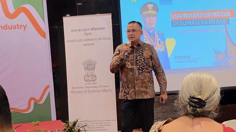 Perwakilan DPMPTSP Sumbar, Hendri Agung mempresentasikan Potensi Investasi Sumbar depan Konjen India Medan, Delegasi Confederation of India Industry dan para Undangan lainnya antara lain Gubernur Bengkulu, Wagub Kepri, Kepala BP Batam, Sekda Deli Serdang dan lain-lain (Foto: DPMPTSP Sumbar)