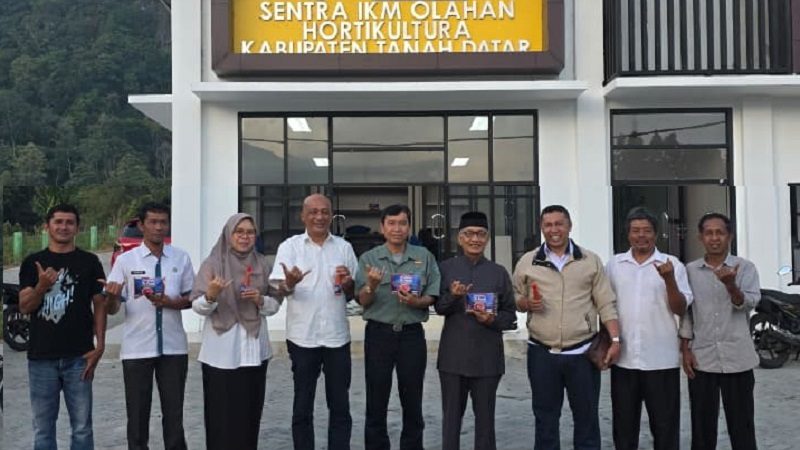 Ketua Kamar Dagang dan Industri (Kadin) Sumatera Barat, Buchari Bachter, didampingi Kepala Dinas Tenaga Kerja dan Perindustrian Kabupaten Tanah Datar, Suhermen berkunjung ke Sentra IKM Nagari Lawang Mandahiling, Kecamatan Salimpaung, Rabu (29/10/2025). (Foto: Kominfo Tanah datar)