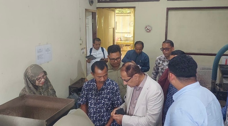 Investor asal Bahrain, Mr. Fareed Bahder, meninjau langsung proses produksi di Pabrik Mini Cokelat Chokato, Payakumbuh, Sabtu (22/11/2025), sebagai langkah awal penjajakan kerja sama investasi. (Foto: *Ag)
